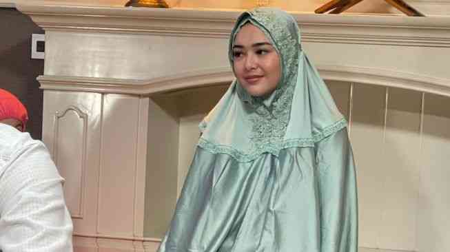 amanda-manopo bangun mesjid